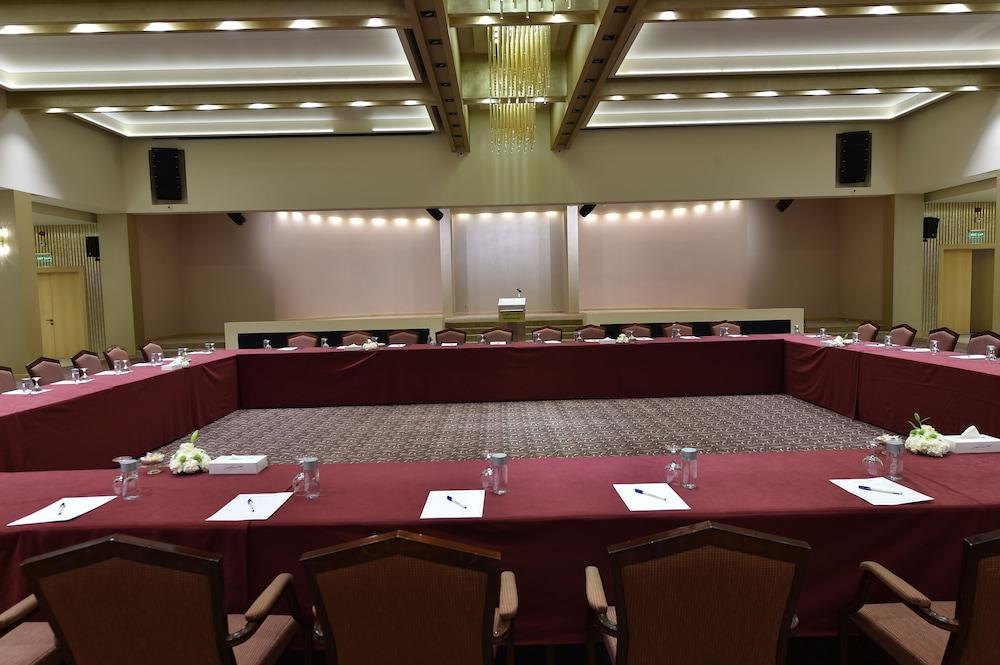 Carlton Al Moaibed Hotel Dammam Exteriér fotografie The conference room of the European University