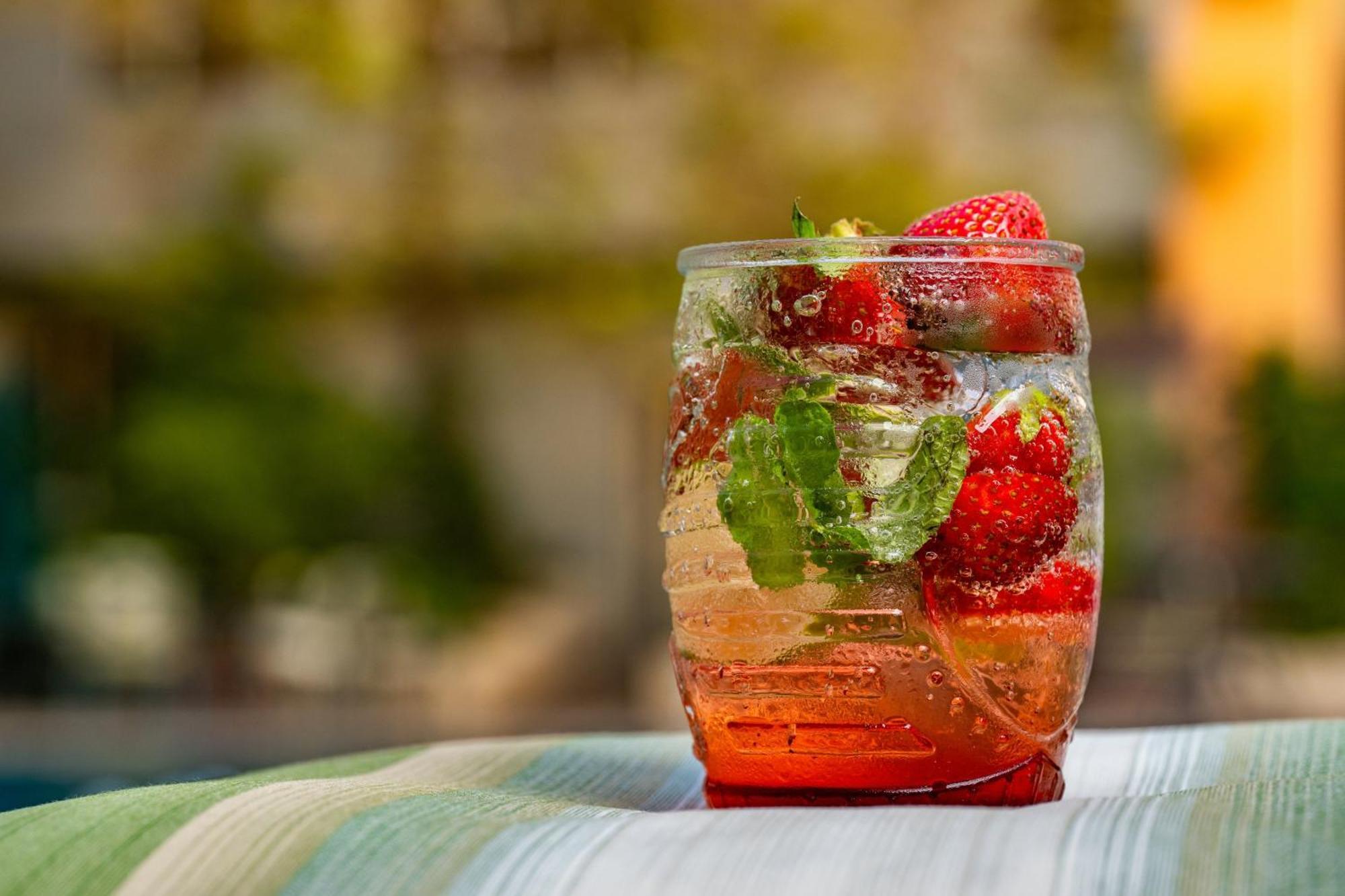Carlton Al Moaibed Hotel Dammam Exteriér fotografie A strawberry and mint caipirinha