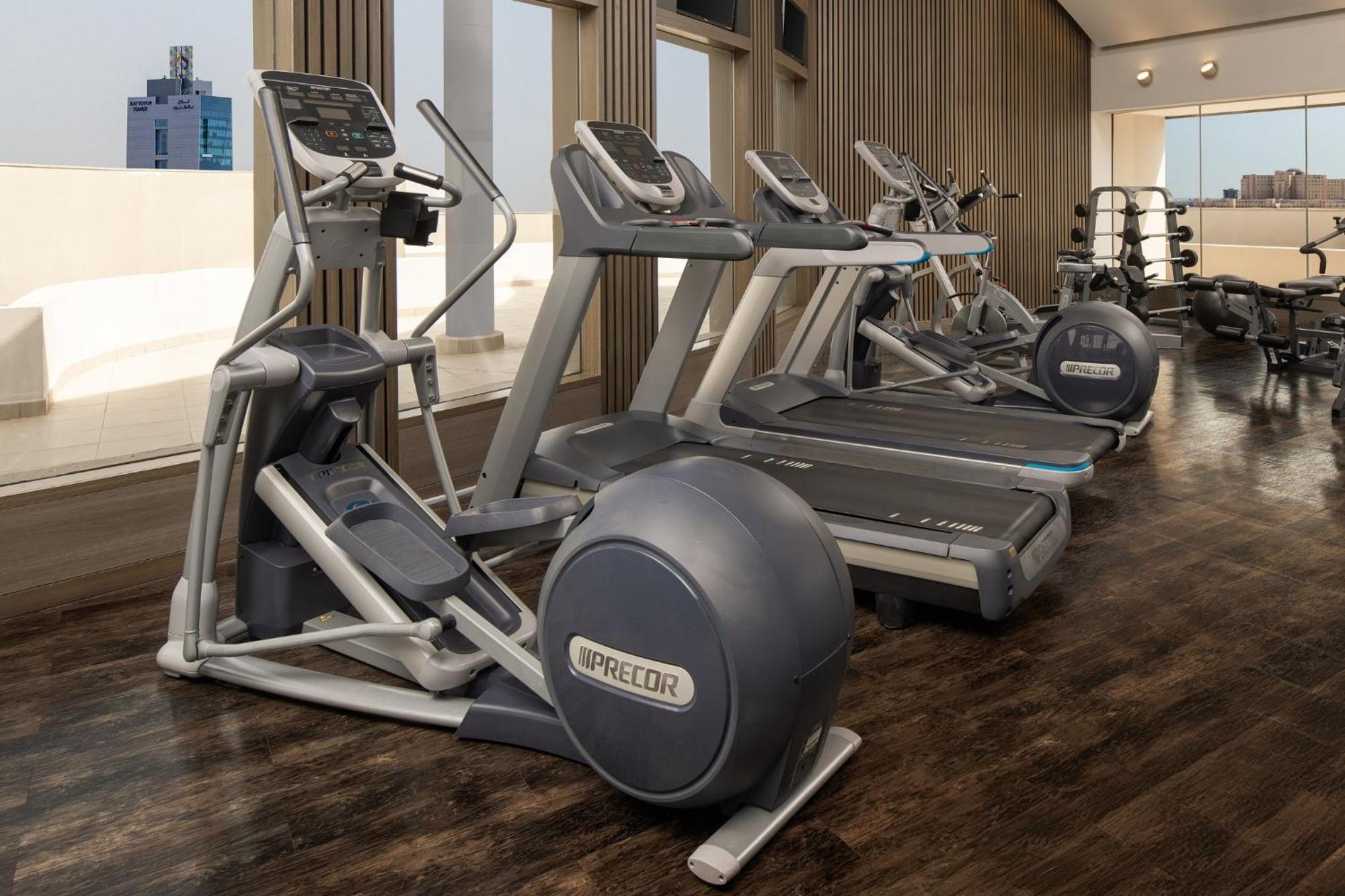 Carlton Al Moaibed Hotel Dammam Exteriér fotografie A Precor elliptical trainer