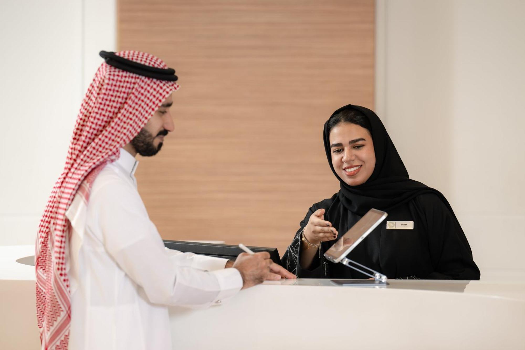 Carlton Al Moaibed Hotel Dammam Exteriér fotografie A Saudi Arabian woman working at a hotel